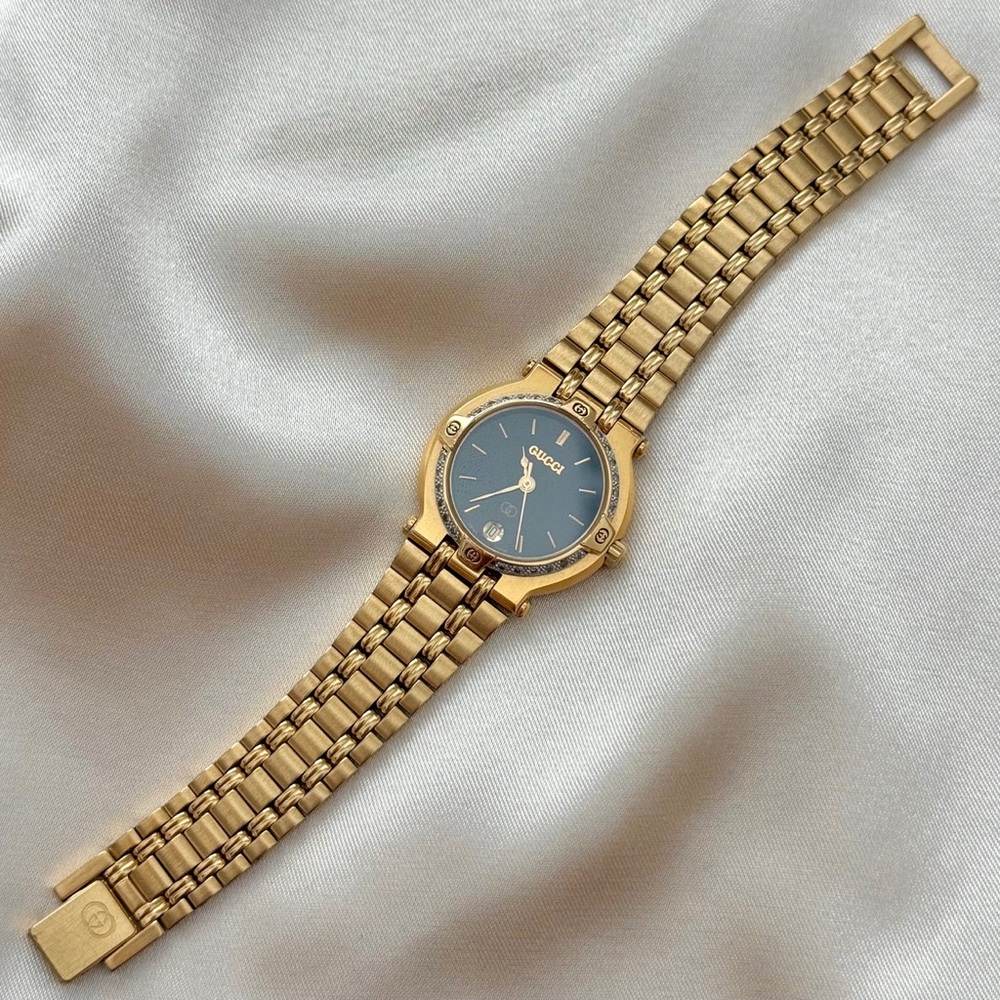 AUTHENTIC VINTAGE GUCCI DIAMOND CUT BEZEL GOLD WATCH - Picture 2 of 5